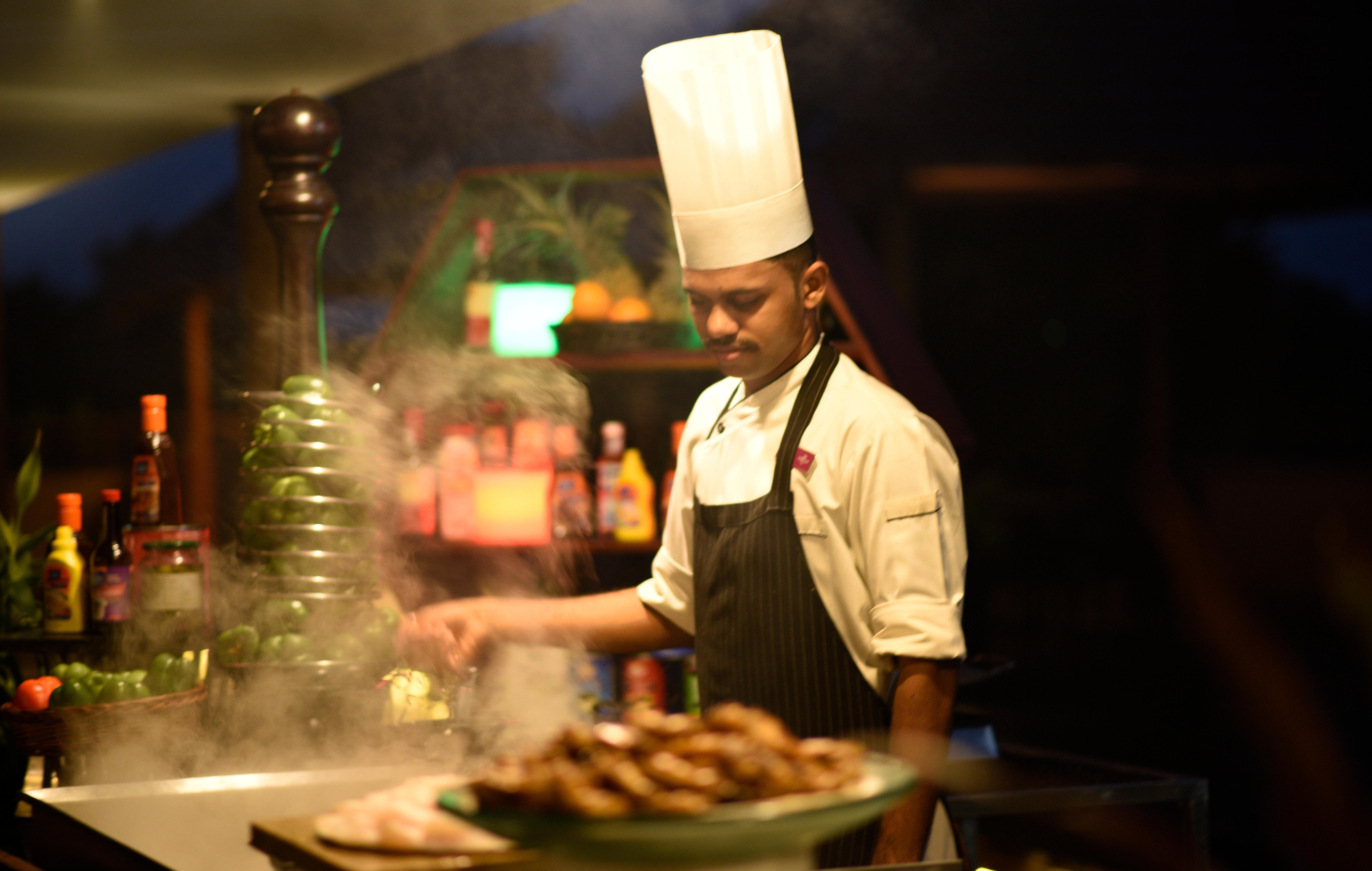 Crowne Plaza Kochi By Ihg Hotel Екстериор снимка A chef at work