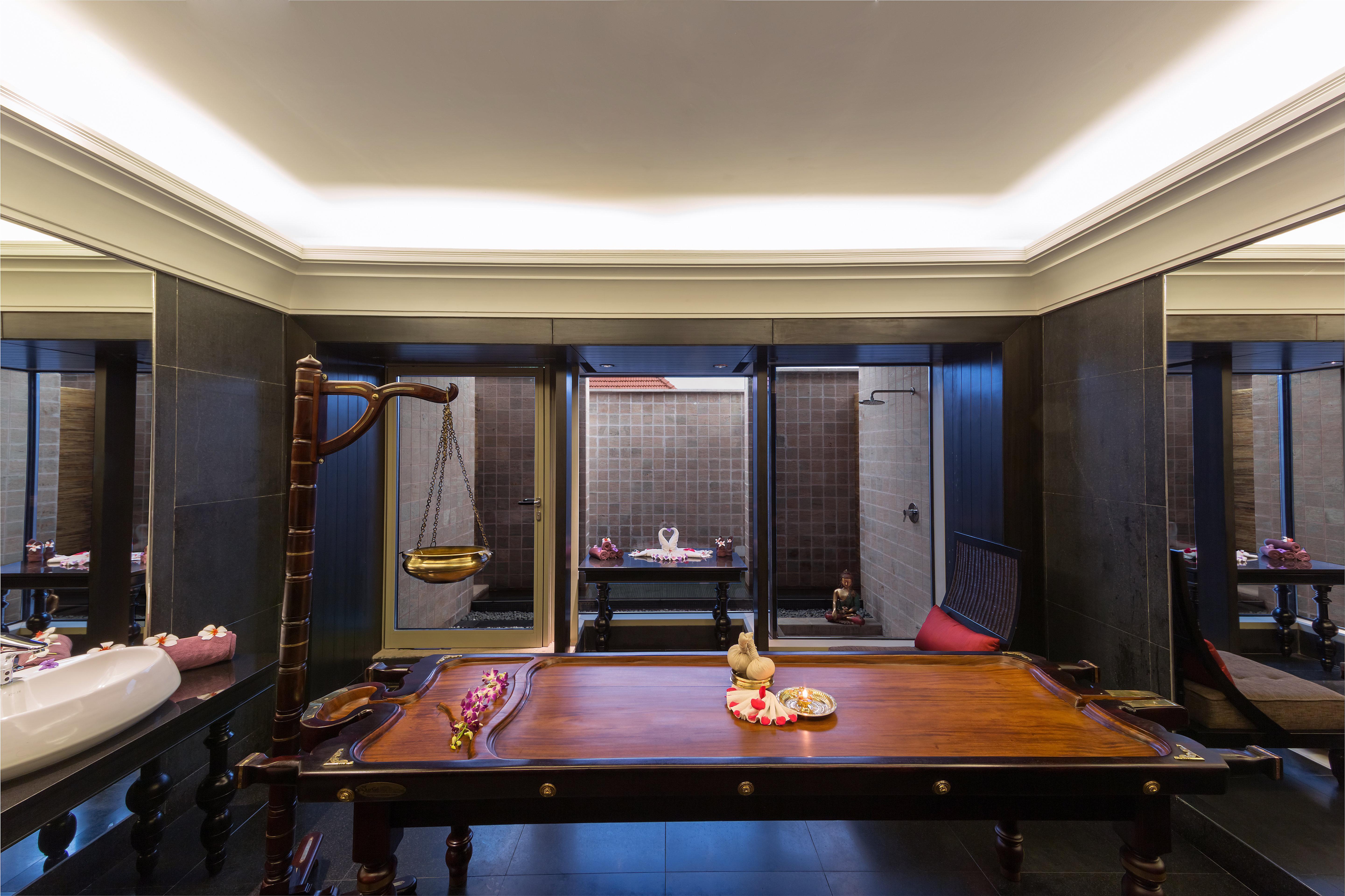 Crowne Plaza Kochi By Ihg Hotel Екстериор снимка A treatment room at the Four Seasons Spa