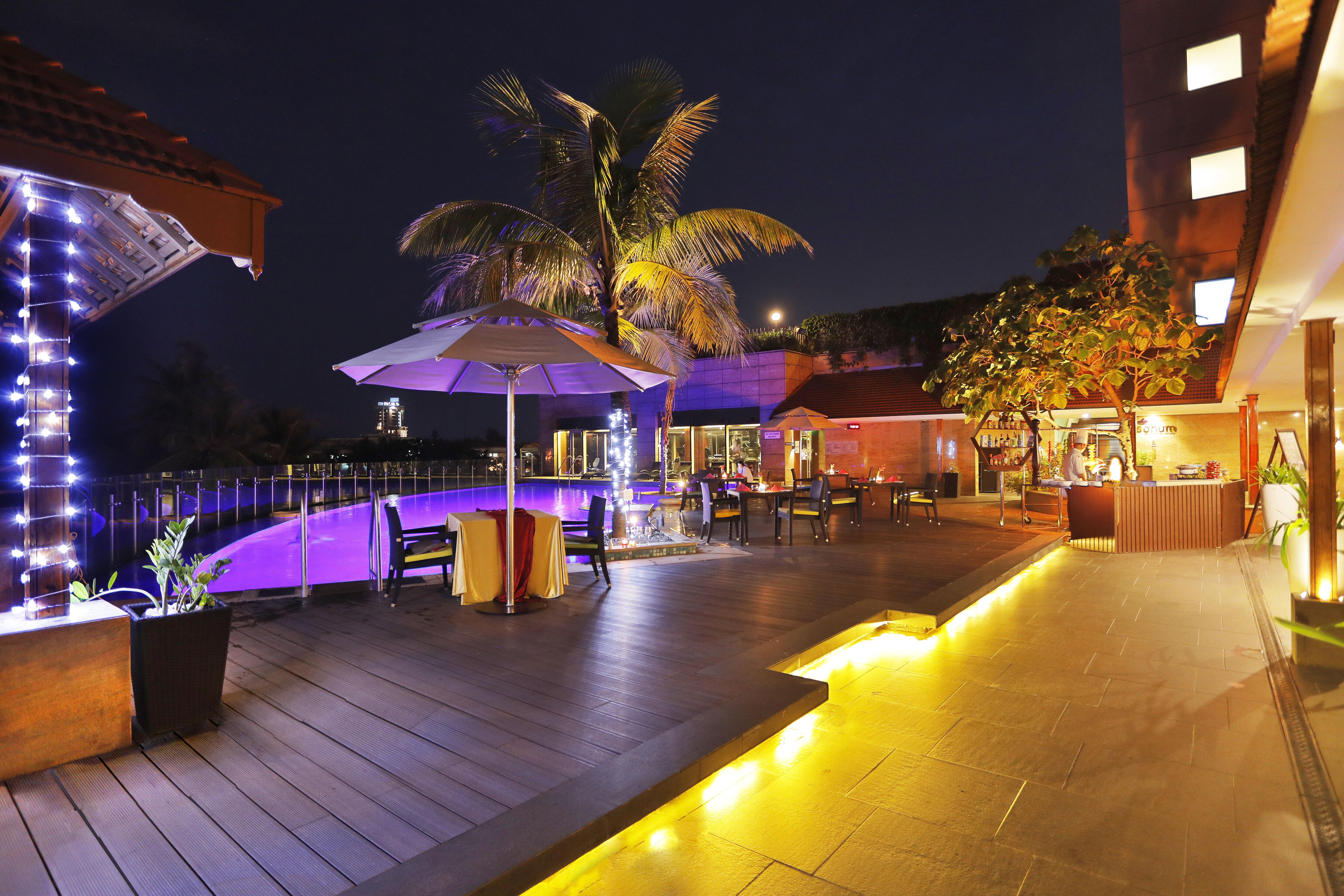 Crowne Plaza Kochi By Ihg Hotel Екстериор снимка The pool at the hotel