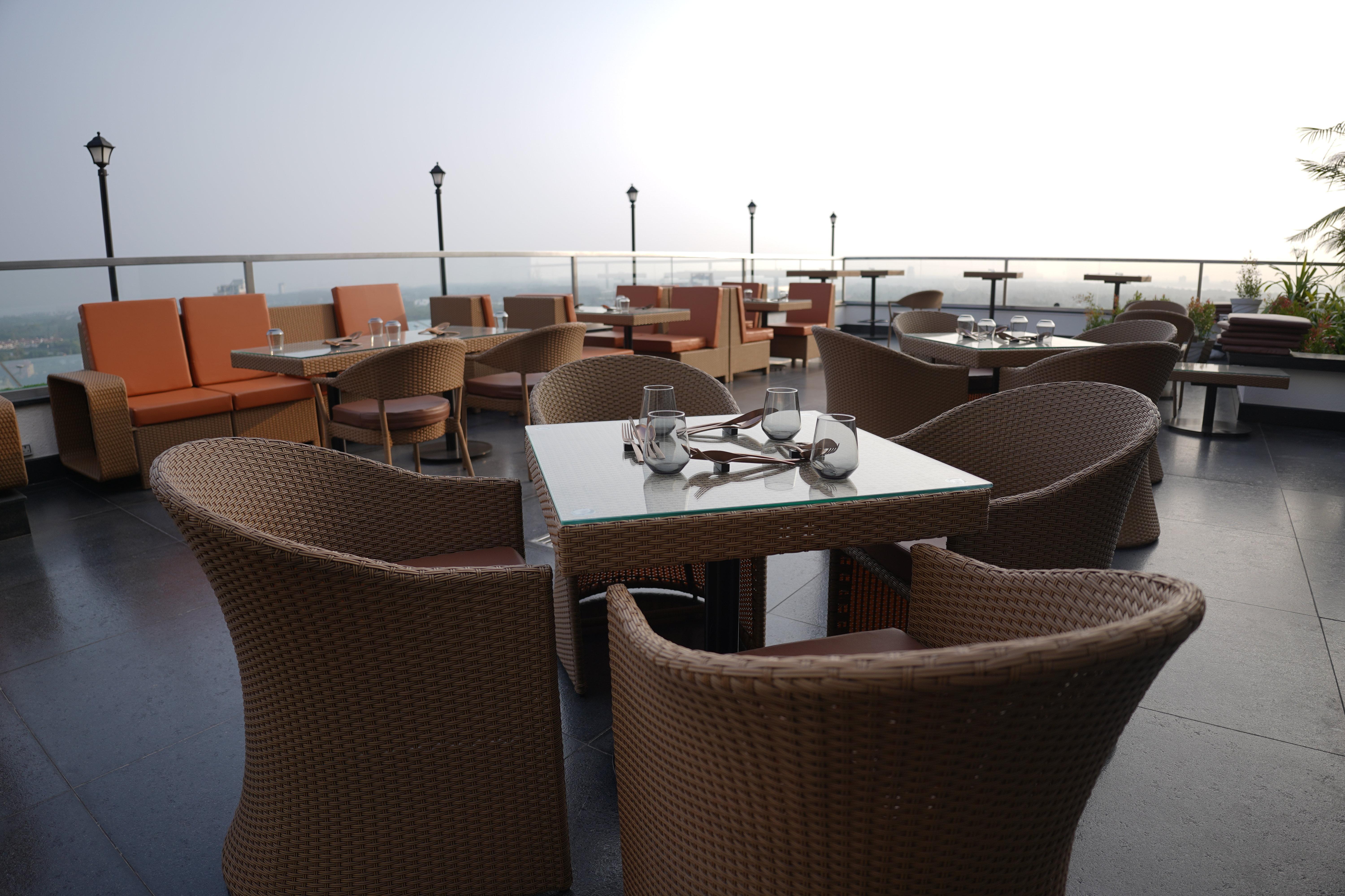 Crowne Plaza Kochi By Ihg Hotel Екстериор снимка The Sky Bar