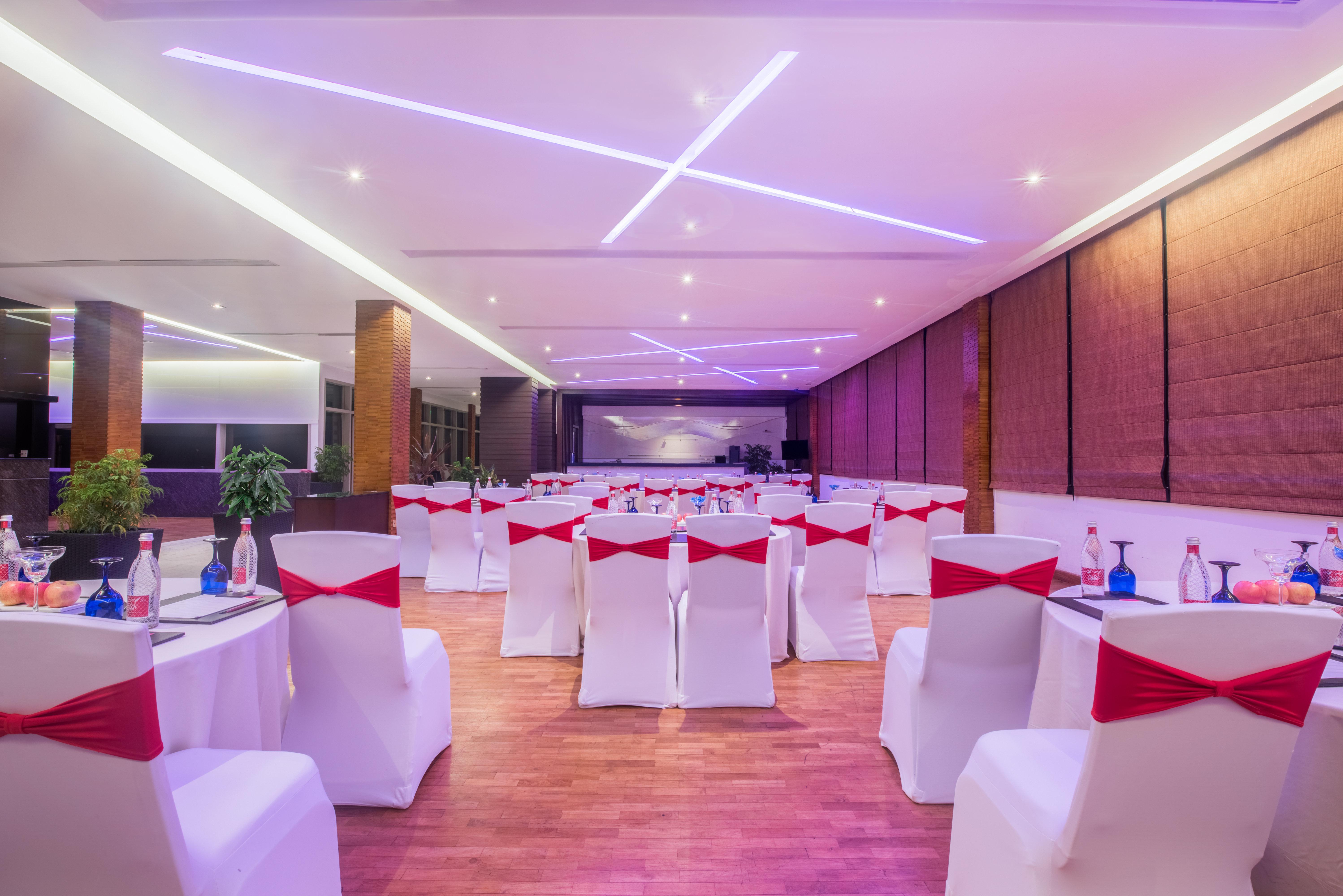 Crowne Plaza Kochi By Ihg Hotel Екстериор снимка The ballroom