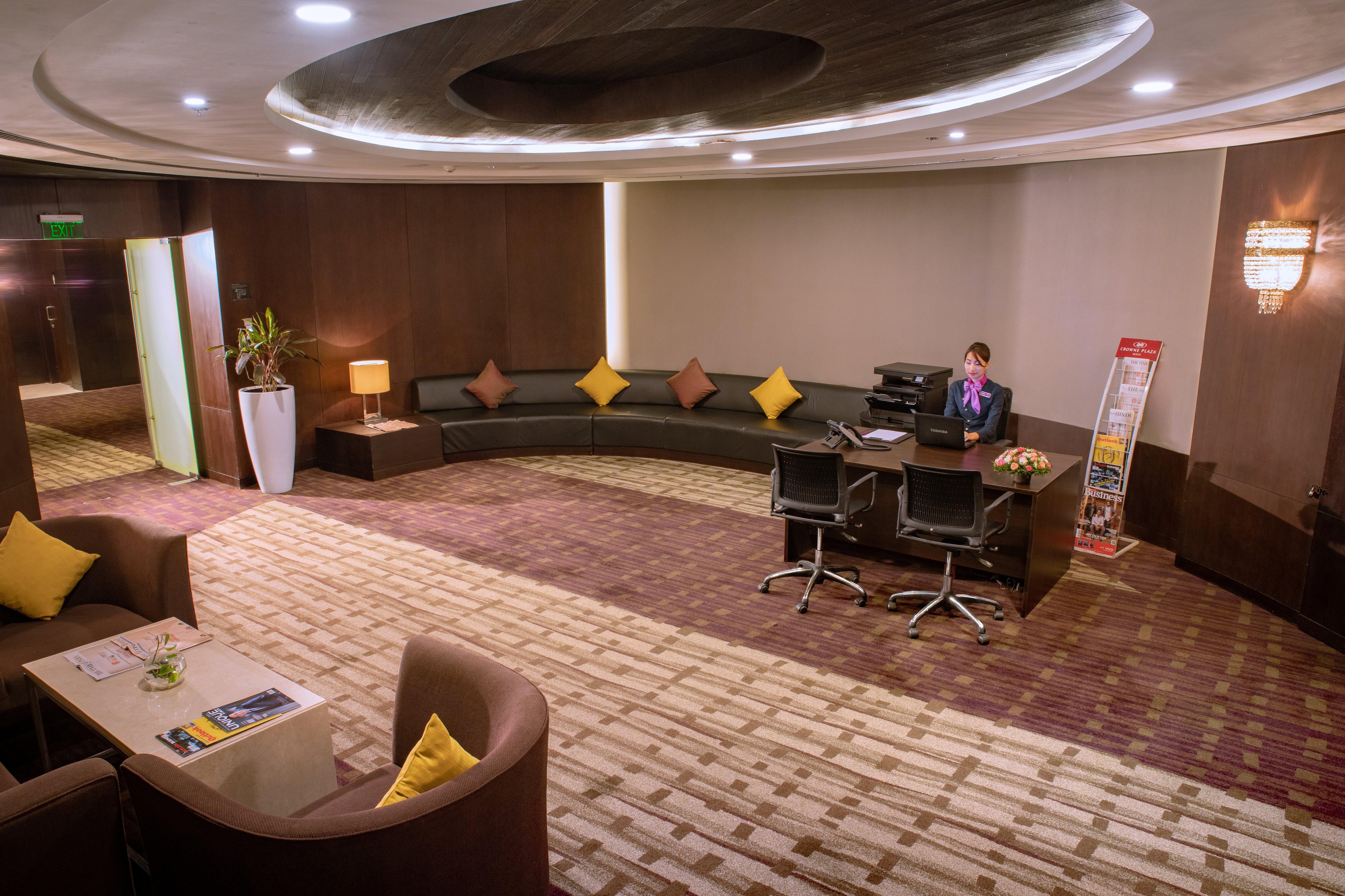 Crowne Plaza Kochi By Ihg Hotel Екстериор снимка The Royal Lounge at Tan Son Nhat International Airport