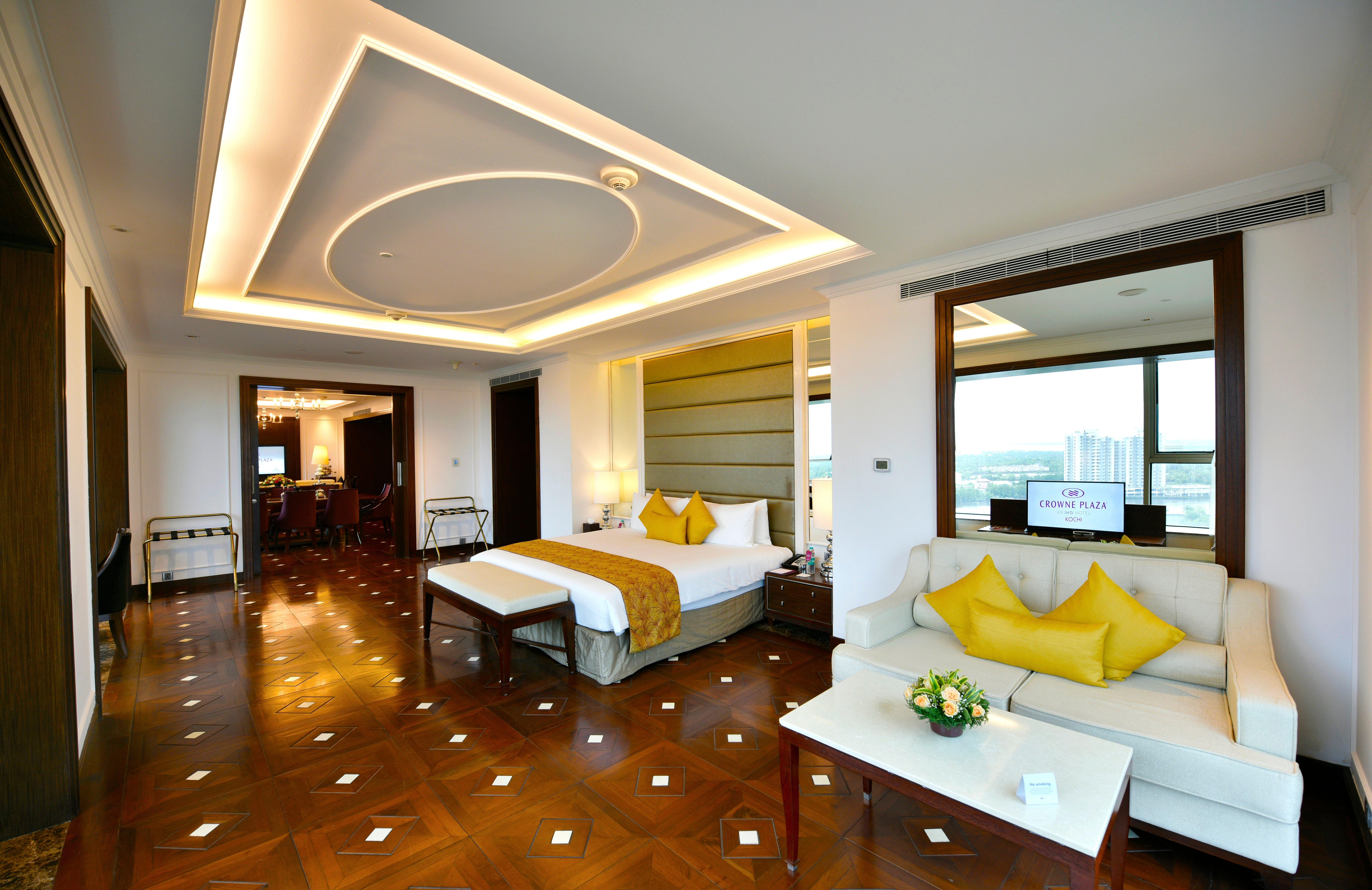 Crowne Plaza Kochi By Ihg Hotel Екстериор снимка Suite at the hotel