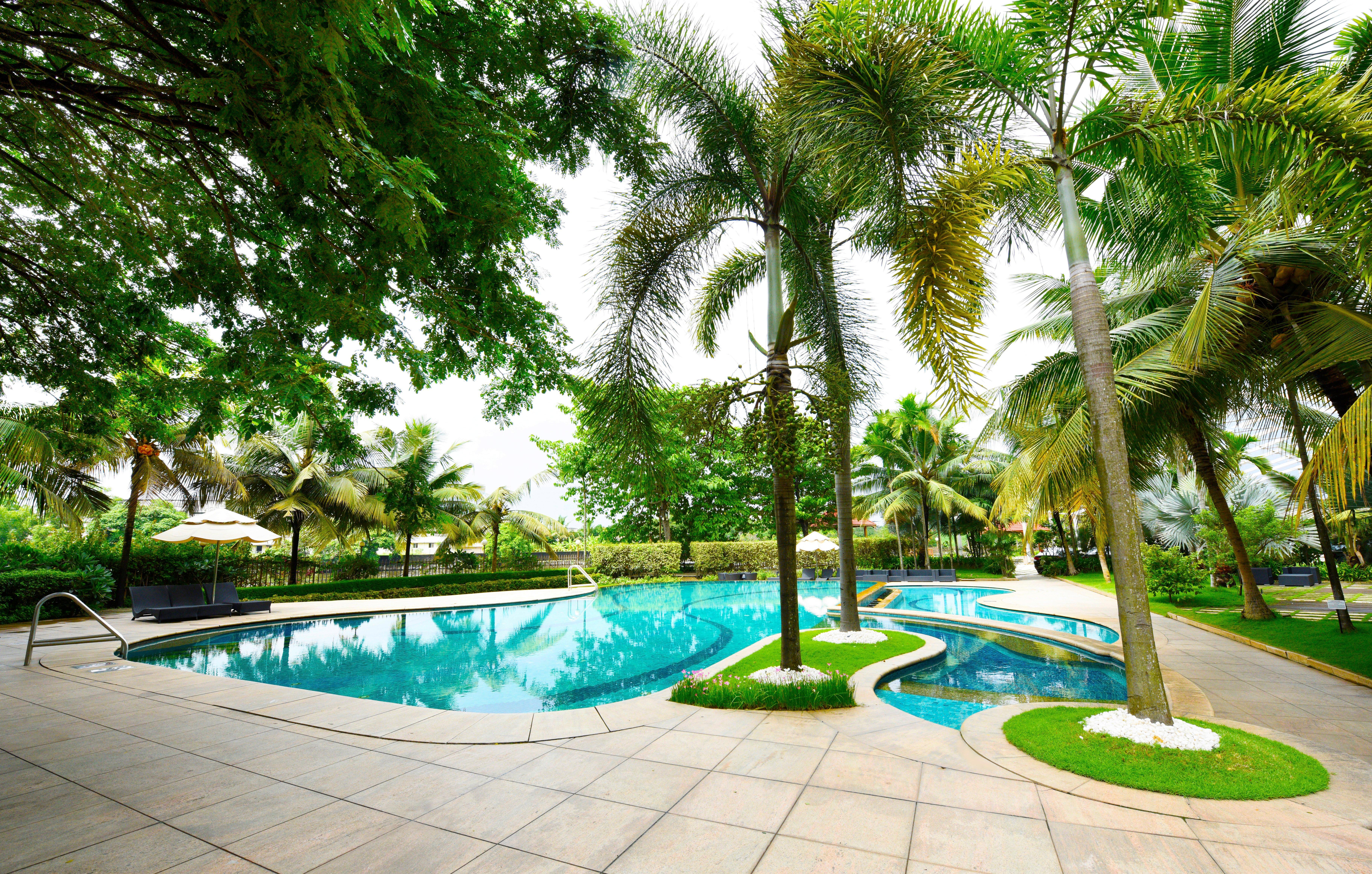 Crowne Plaza Kochi By Ihg Hotel Екстериор снимка The pool at the hotel