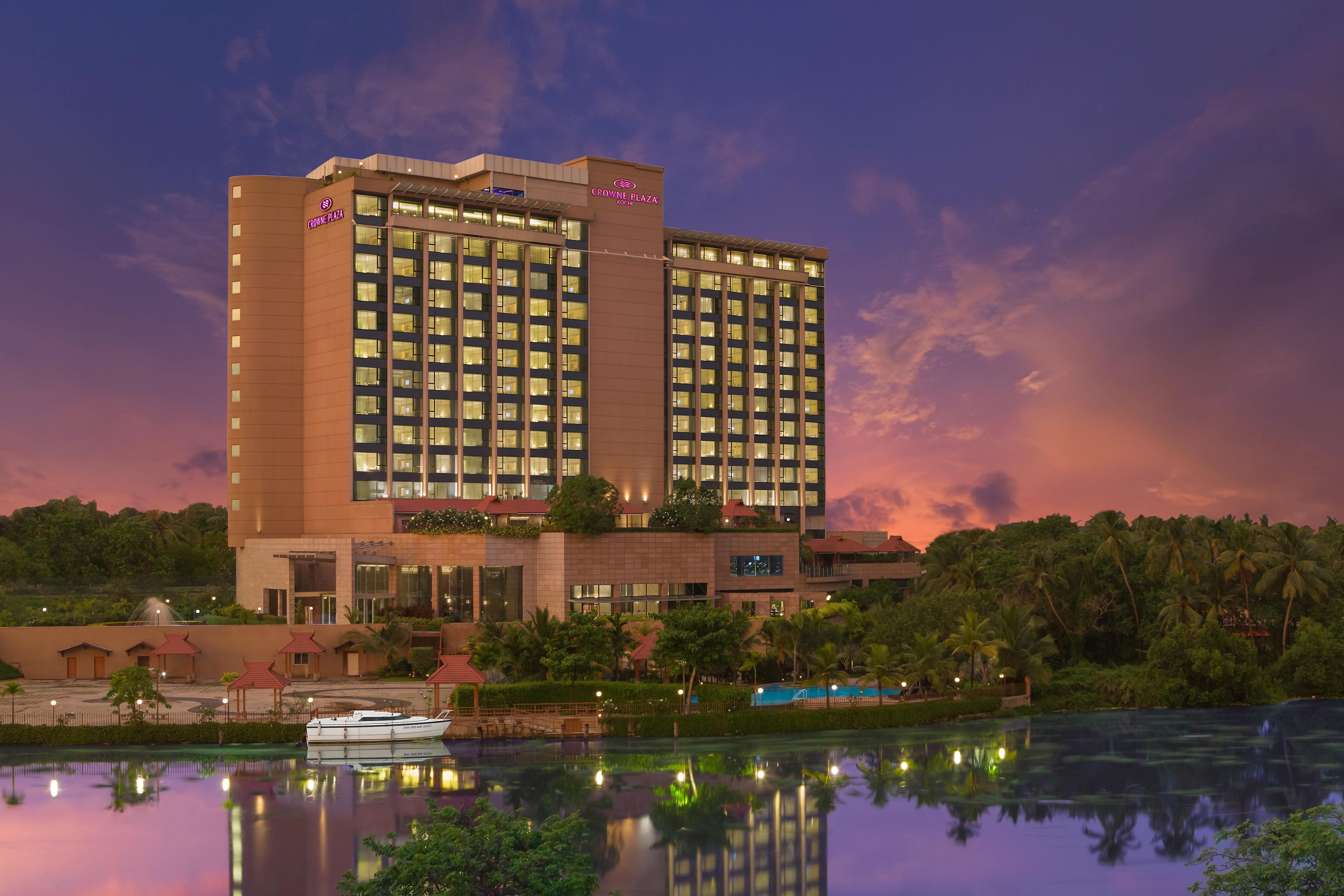 Crowne Plaza Kochi By Ihg Hotel Екстериор снимка Hilton Garden Inn, Mysore