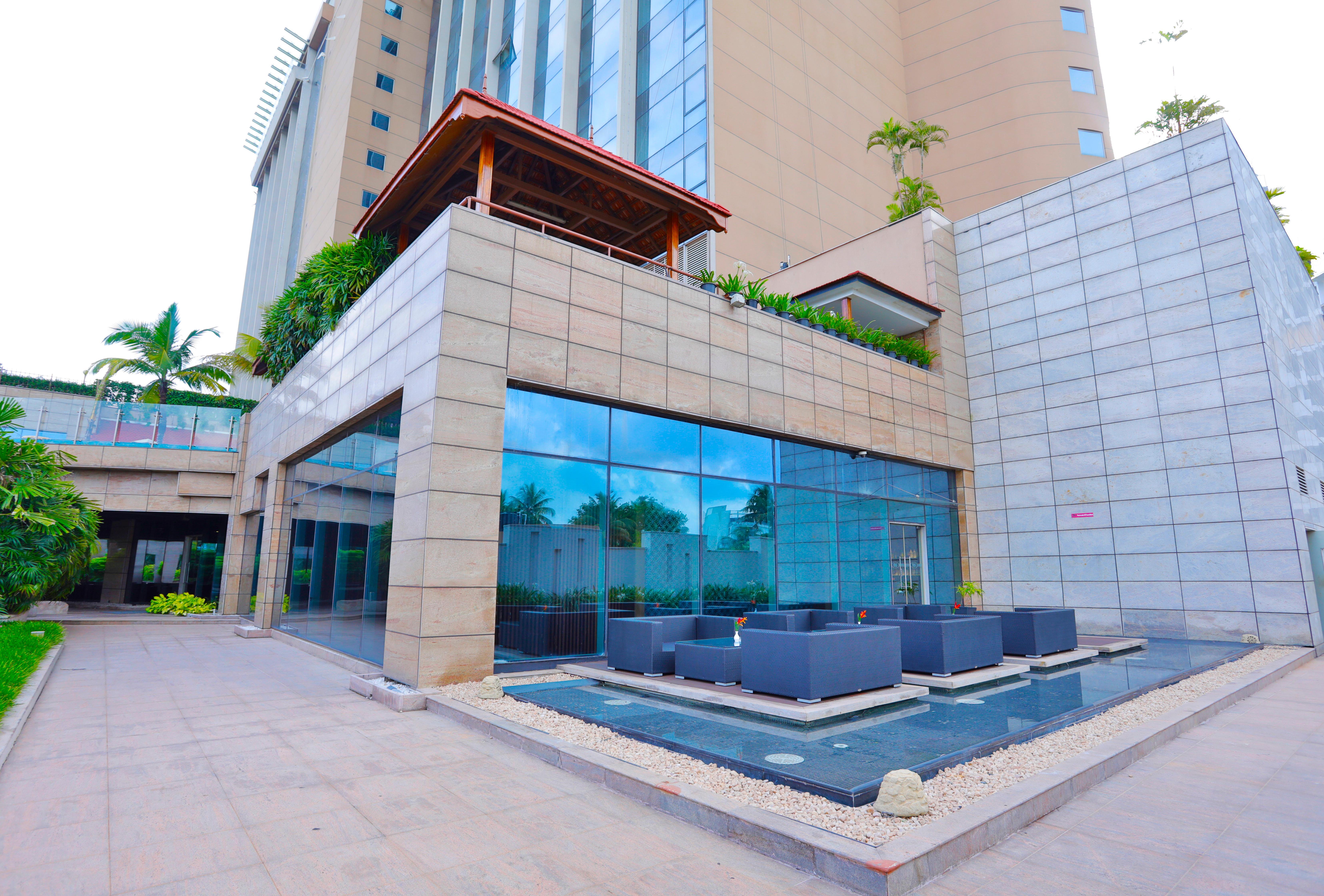 Crowne Plaza Kochi By Ihg Hotel Екстериор снимка The hotel's pool