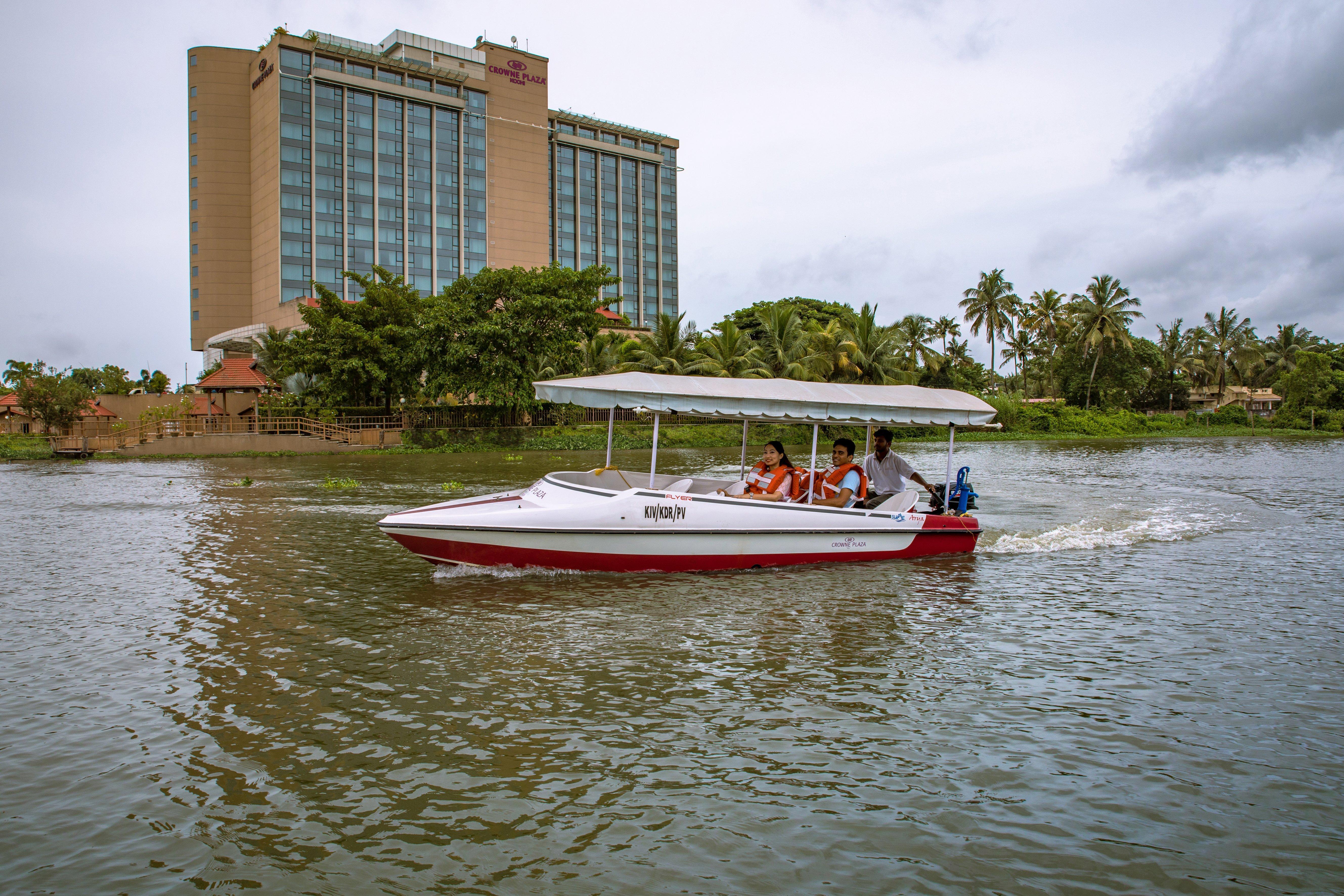 Crowne Plaza Kochi By Ihg Hotel Екстериор снимка Solar boat in Cochin, India
