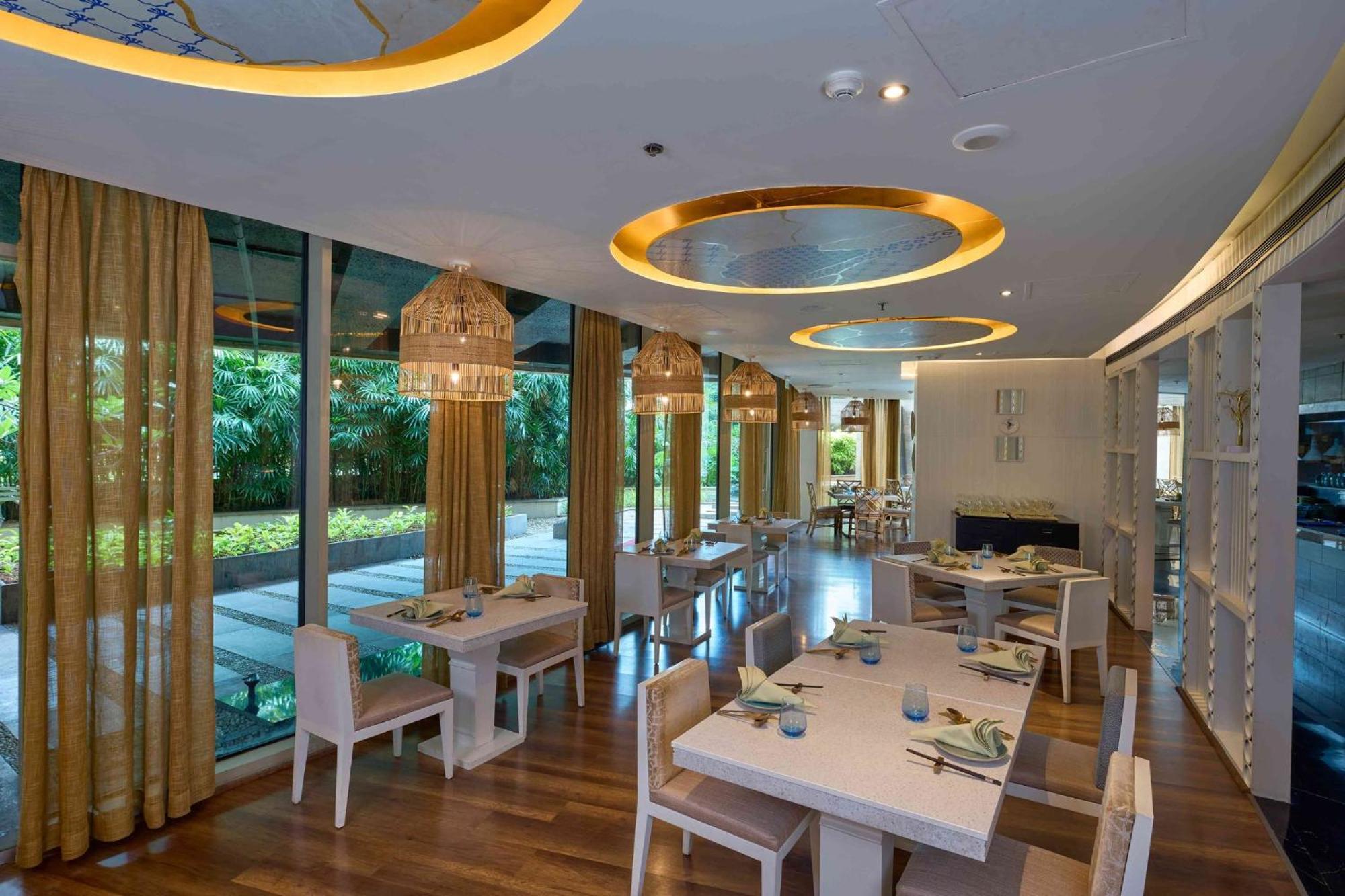 Crowne Plaza Kochi By Ihg Hotel Екстериор снимка The restaurant