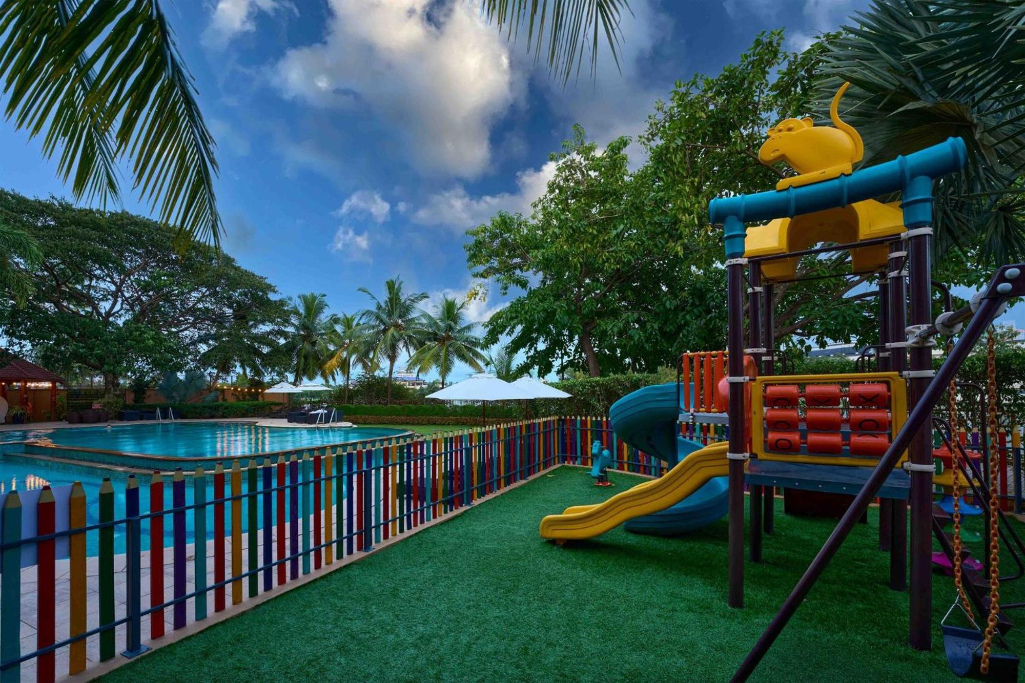 Crowne Plaza Kochi By Ihg Hotel Екстериор снимка Playground at the hotel