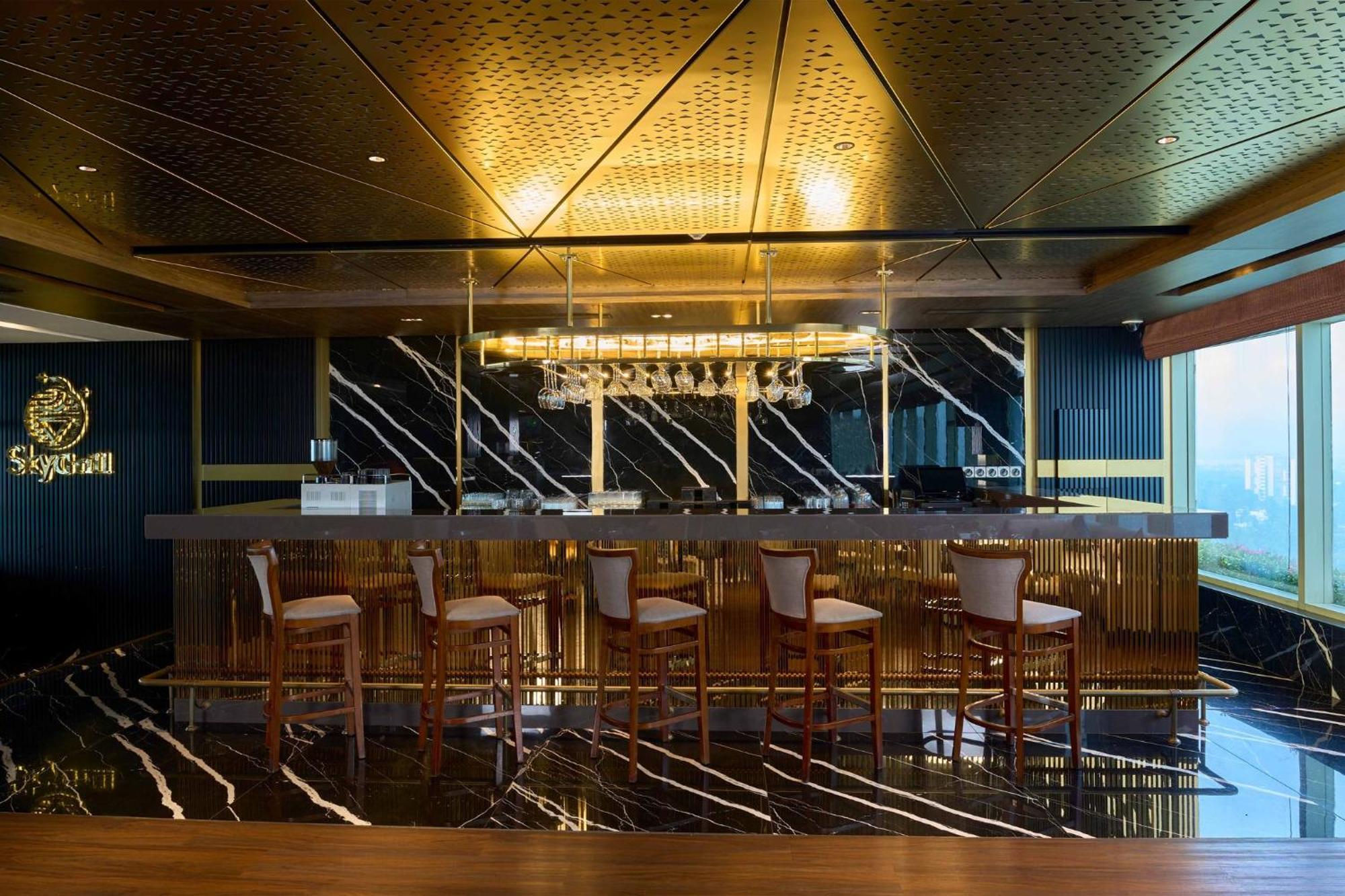 Crowne Plaza Kochi By Ihg Hotel Екстериор снимка The bar at the 101 lounge